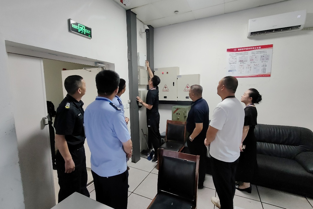 公安部专家组深入合江分公司检查指导工作(图3) 相片5:检查监控系统设计安装情况.jpg