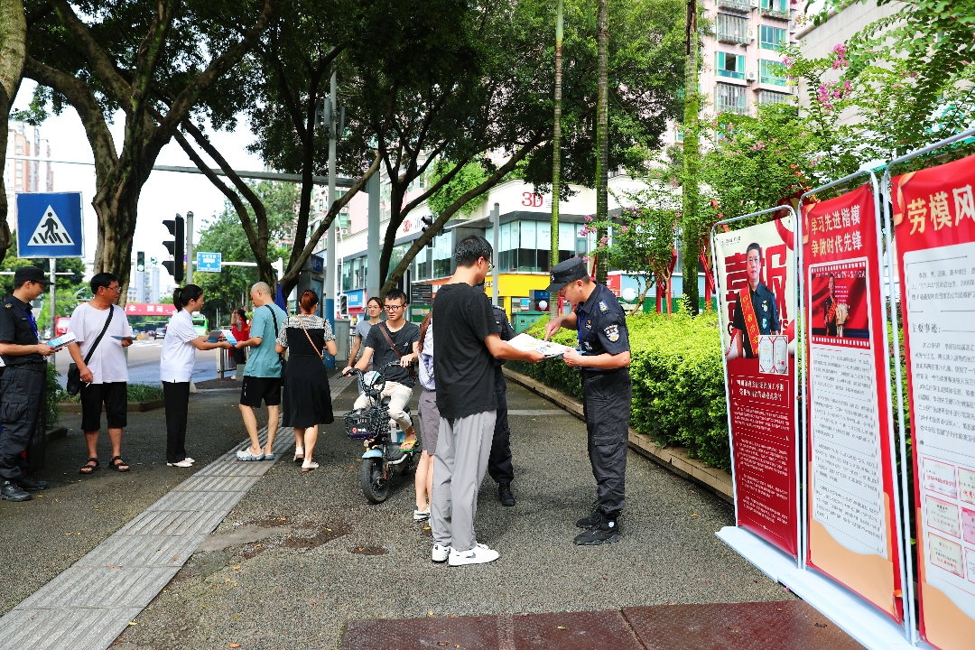 党建引领促发展 四川融通安防集团开展“7.24全国保安行业主题宣传”活动(图2) 配图2.jpg