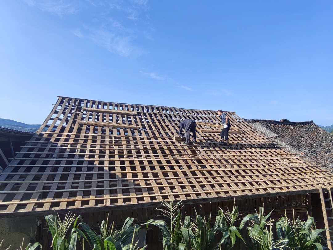 驻村书记陈利:乌蒙山下,用脚步丈量乡村振兴路(图6) 工人为夏仕周修复房屋照片.jpg