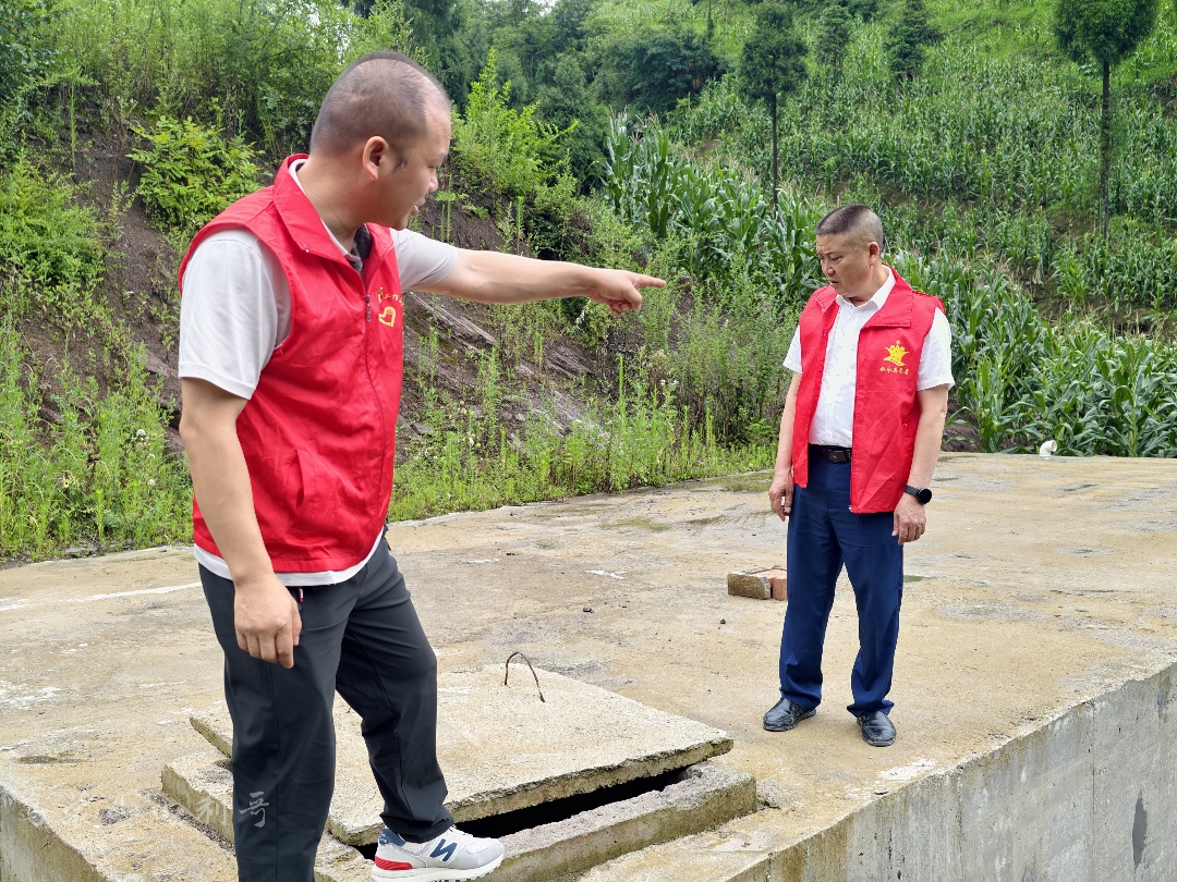 驻村书记陈利:乌蒙山下,用脚步丈量乡村振兴路(图10) 水池验收3.jpg