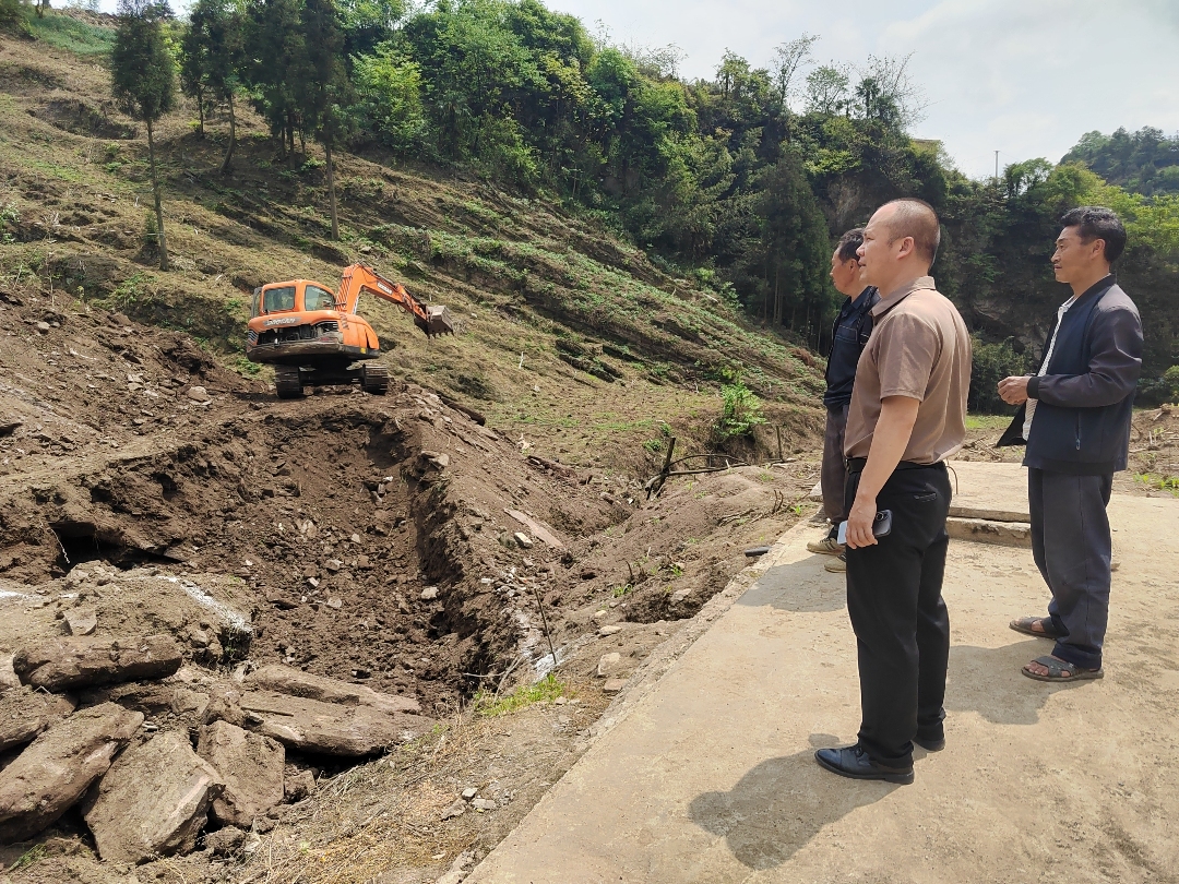 驻村书记陈利:乌蒙山下,用脚步丈量乡村振兴路(图11) 水池建设动工挖基础.jpg