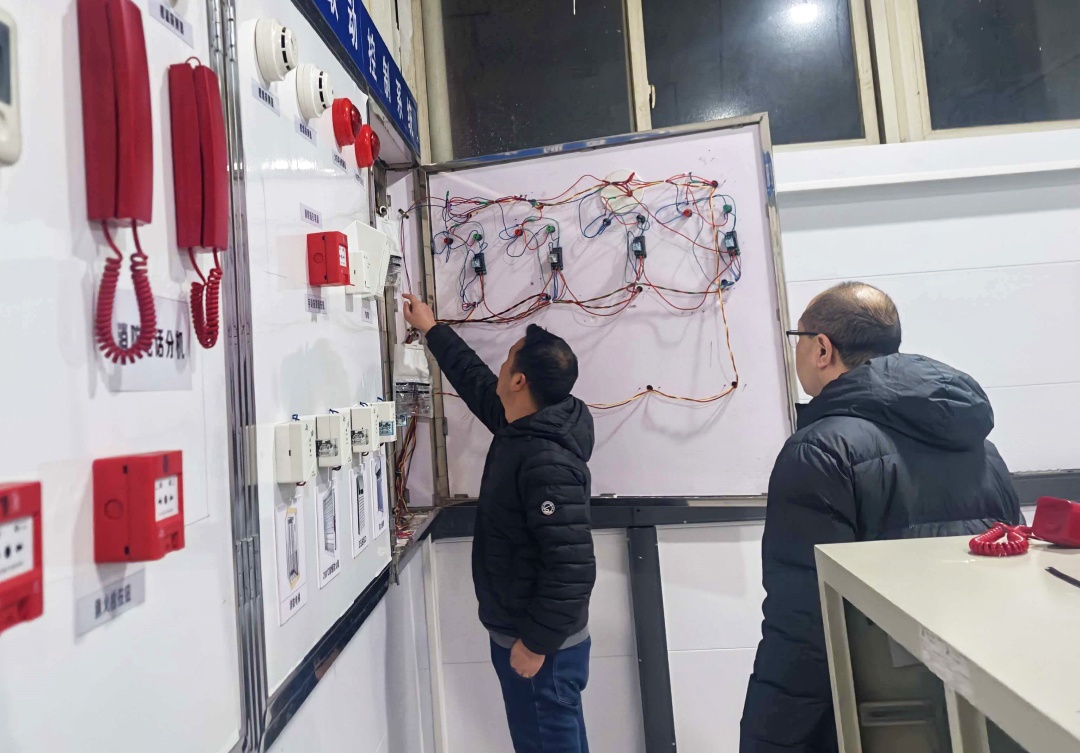 集团领导深入教育人资板块开展节前安全检查(图1) ec634a045d06d122de41cddcfbedb61e.jpg