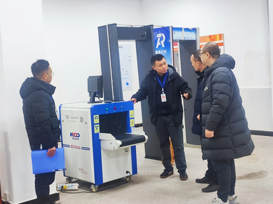 集团领导深入教育人资板块开展节前安全检查(图2) 集团安全生产部检查.jpg