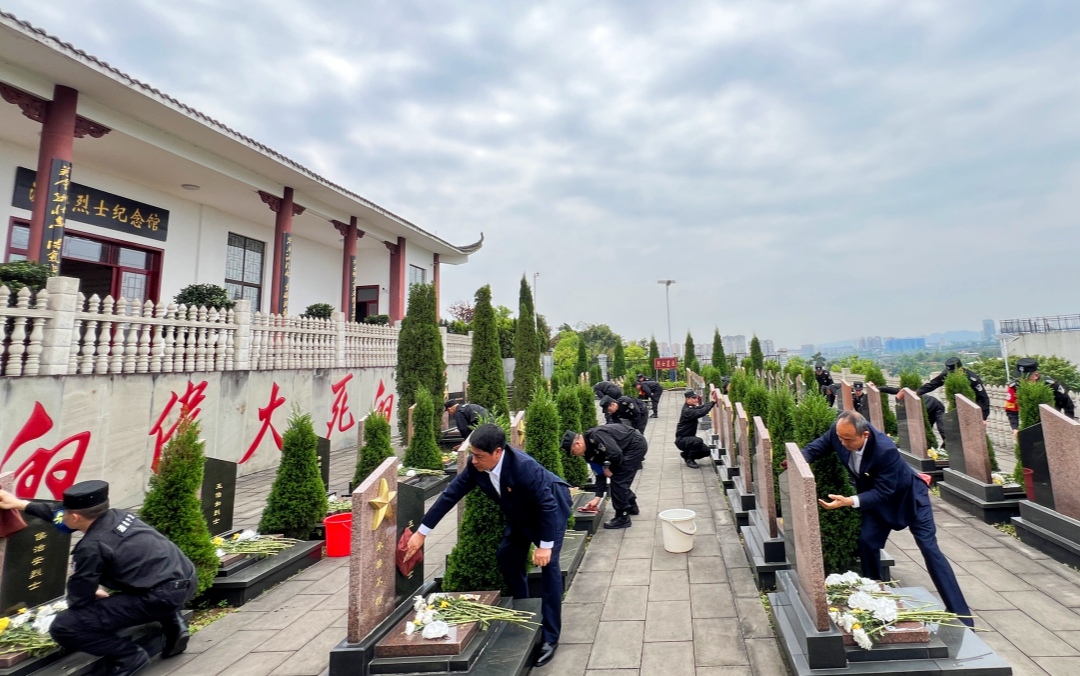 3.擦拭烈士墓碑.JPG