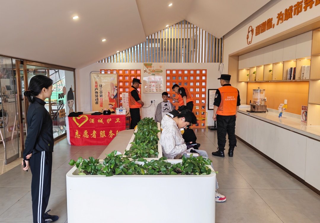 五一暖民心 志愿显担当|酒城护卫分公司志愿服务队开展便民志愿活动(图1) 2 (2).jpg