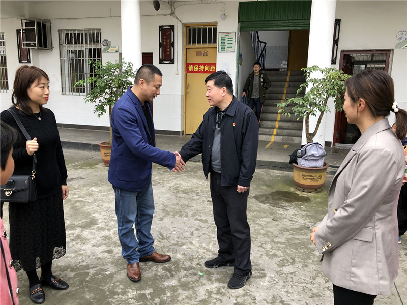 大手牵小手 关爱传温暖 ——融通凯杰商贸公司到泸州纳溪区特殊教育学校开展“我为群众办实事”实践活动(图3) 大手牵小手 关爱传温暖 ——融通凯杰商贸公司到泸州纳溪区特殊教育学校开展“我为群众办实事”实践活动(图3)