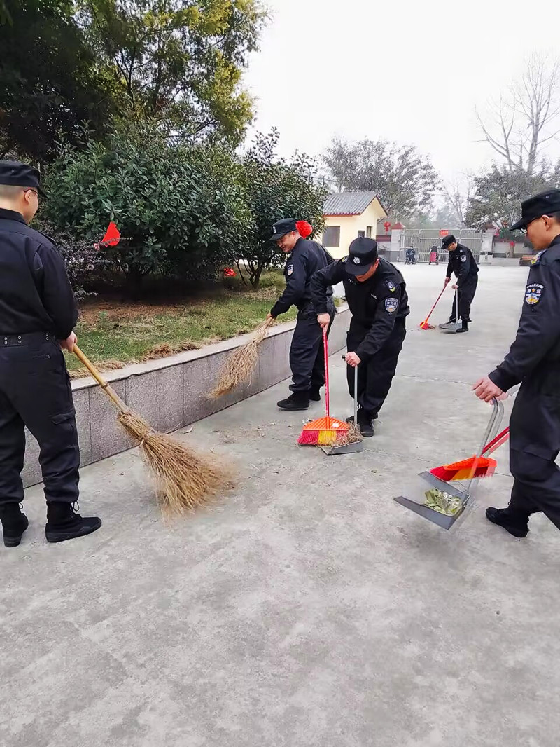 “安防雷锋”又来啦!(图8) 清扫环境卫生.jpg